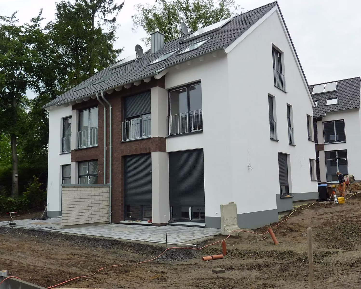 Neubau mit frisch verputzter weißer Fassade